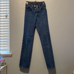 Long blue Levi’s jeans